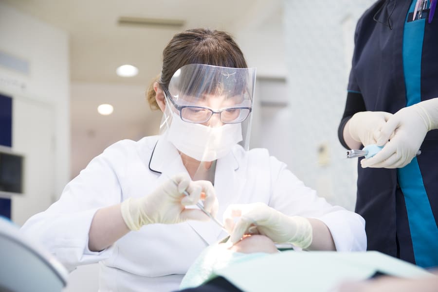 美しい歯並びと長期的な健康のための専門医による矯正治療