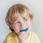 マイオブレースを装着する男の子