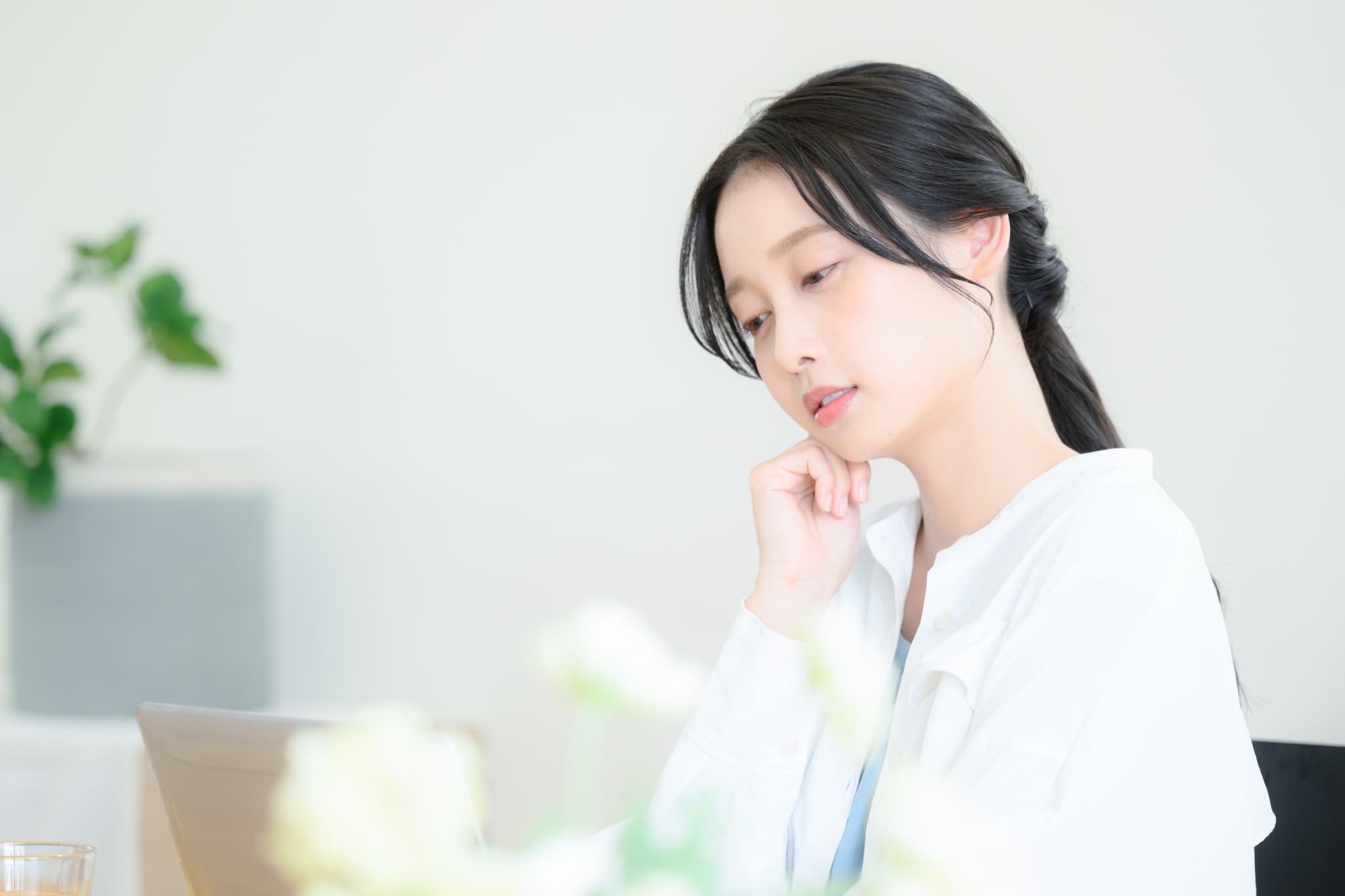 セラミックの歯が取れて悩む女性