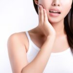 セラミック治療後の歯が痛いと感じる女性