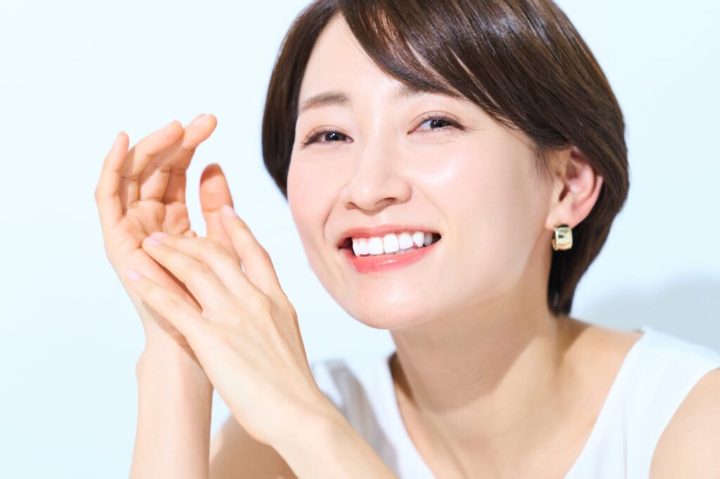 セラミックの歯で整った口元の笑顔の女性