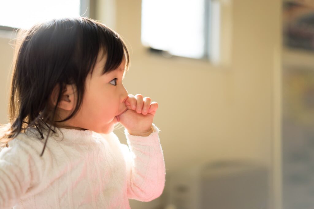 指しゃぶりする子ども