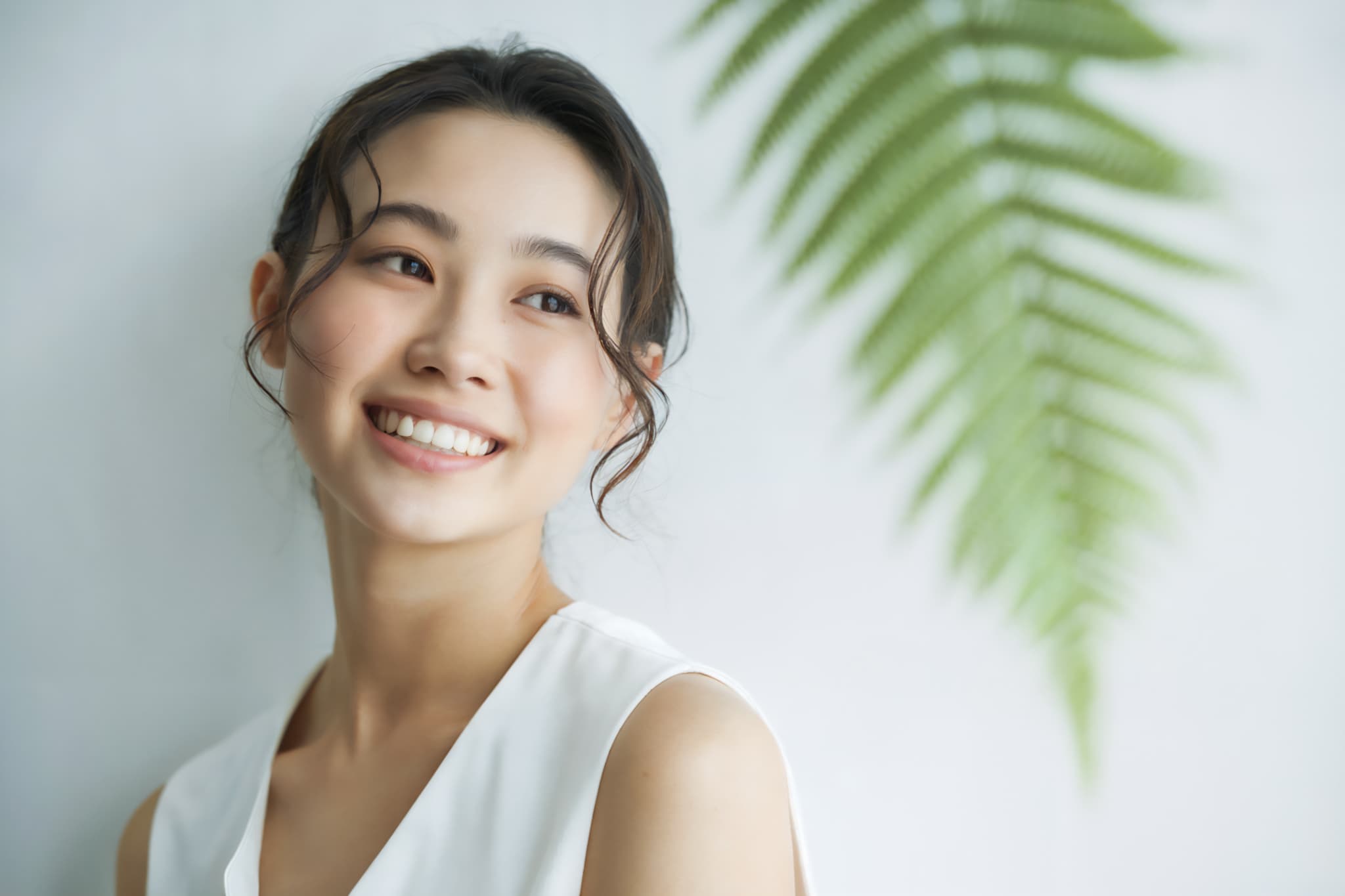 適切なメンテナンスで綺麗な歯茎を維持する女性