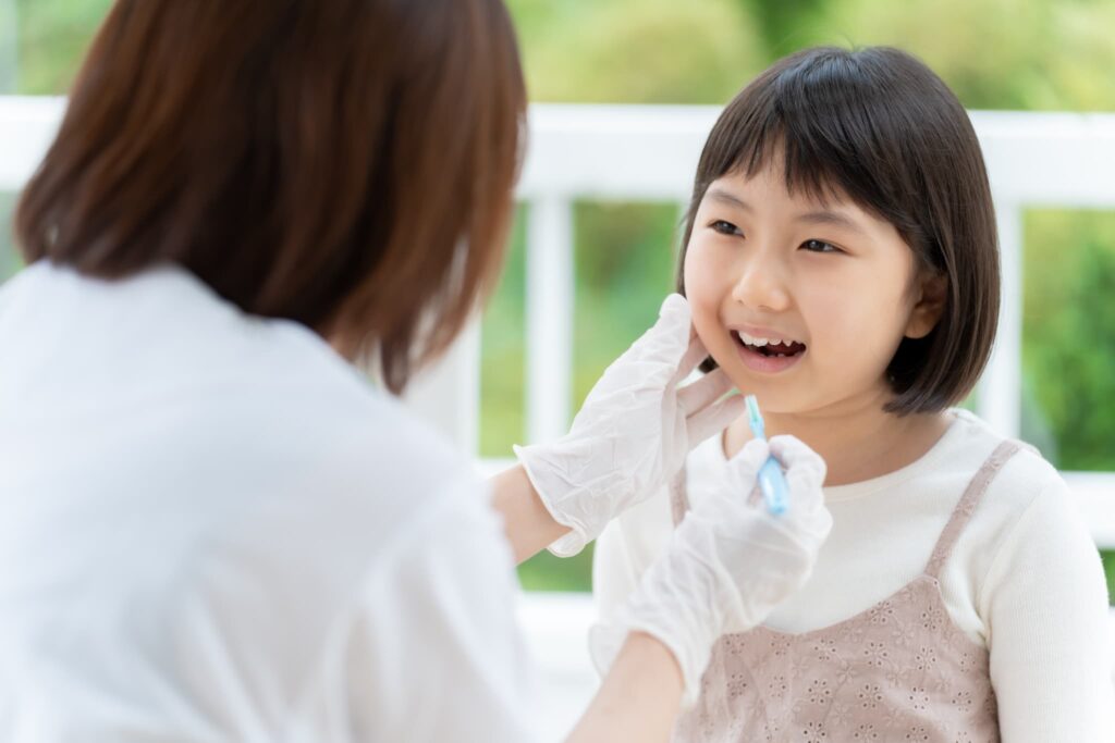 MFT(口腔筋機能療法)を教えてもらっている子供