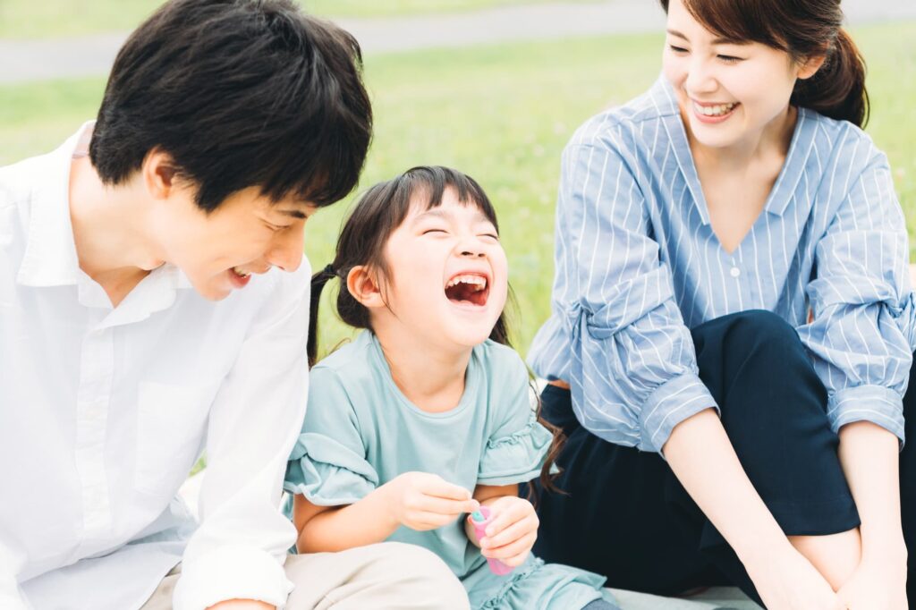 楽しそうにピクニックする親子
