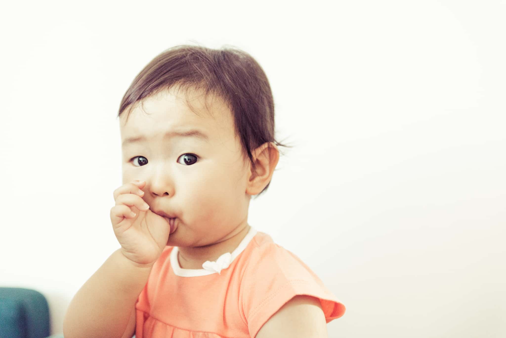 歯並びが悪くなる原因の一つである指しゃぶりをする子ども