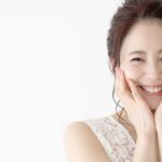 白い歯で笑顔の女性