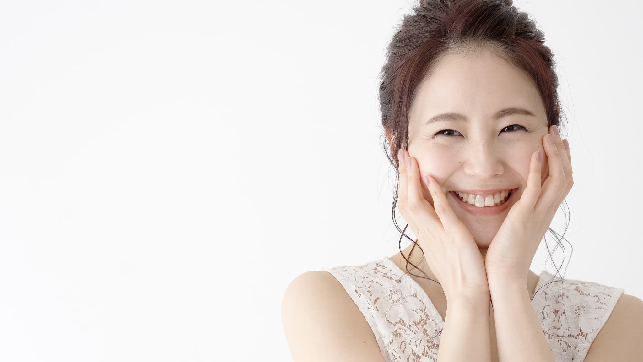 白い歯で笑顔の女性