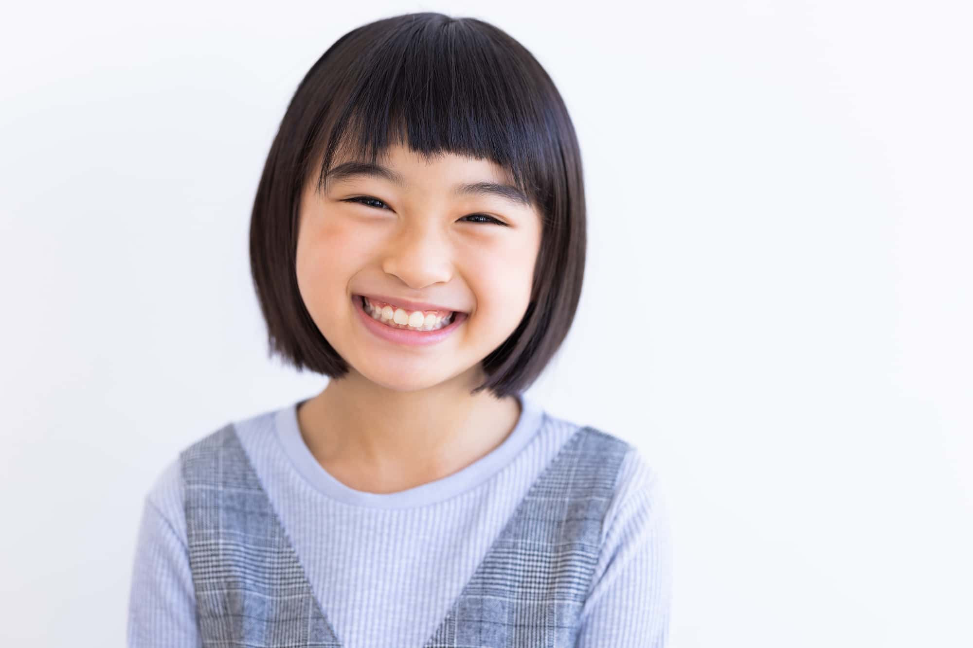 悪い歯並びを治療して笑顔の女の子