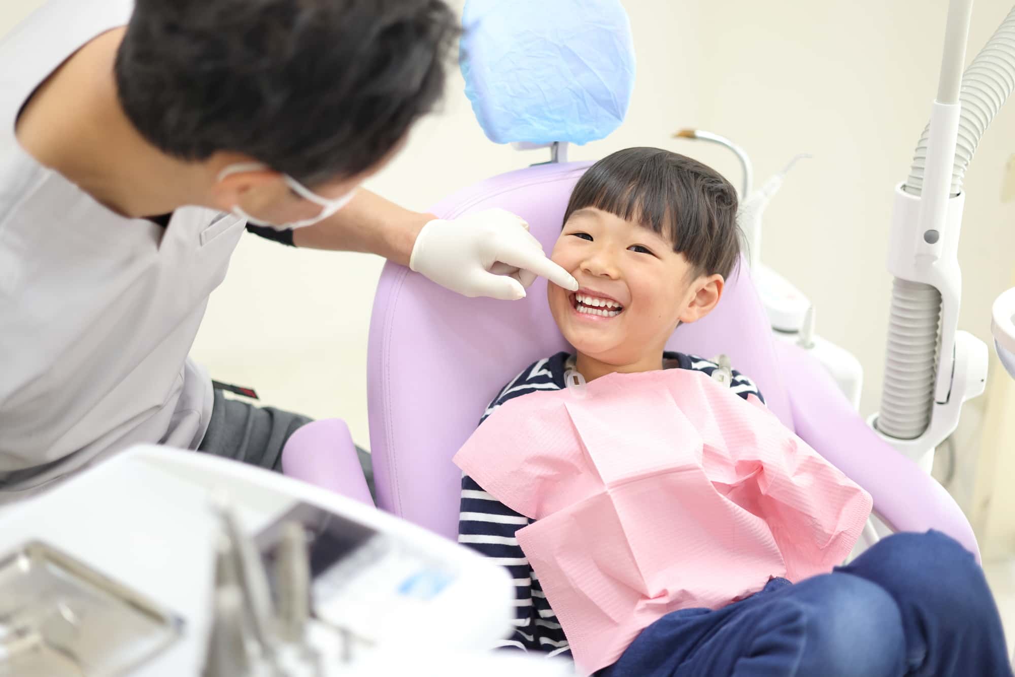 歯並びが悪くなるのを防ぐ為に定期歯科検診を受ける子ども