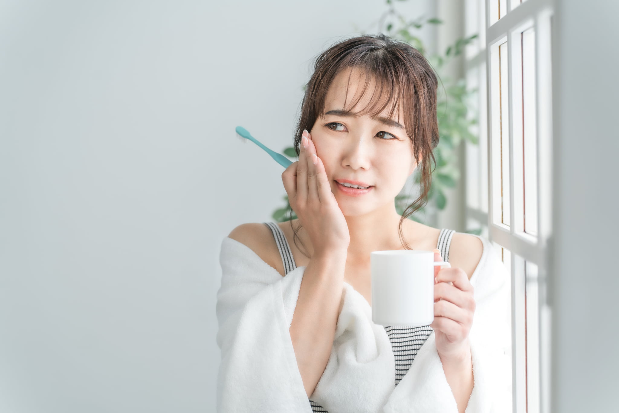 奥に歯ブラシが届かず親知らずが虫歯になった女性