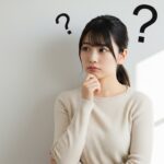 矯正治療後に後戻りする原因について考える女性