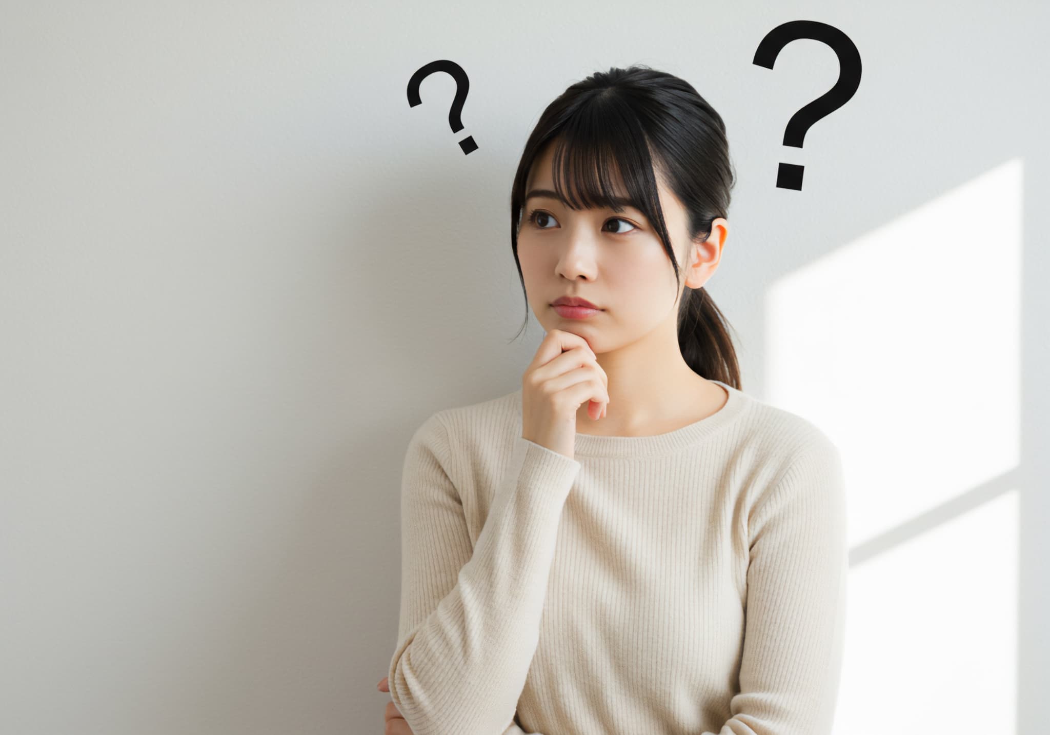 矯正治療後に後戻りする原因について考える女性