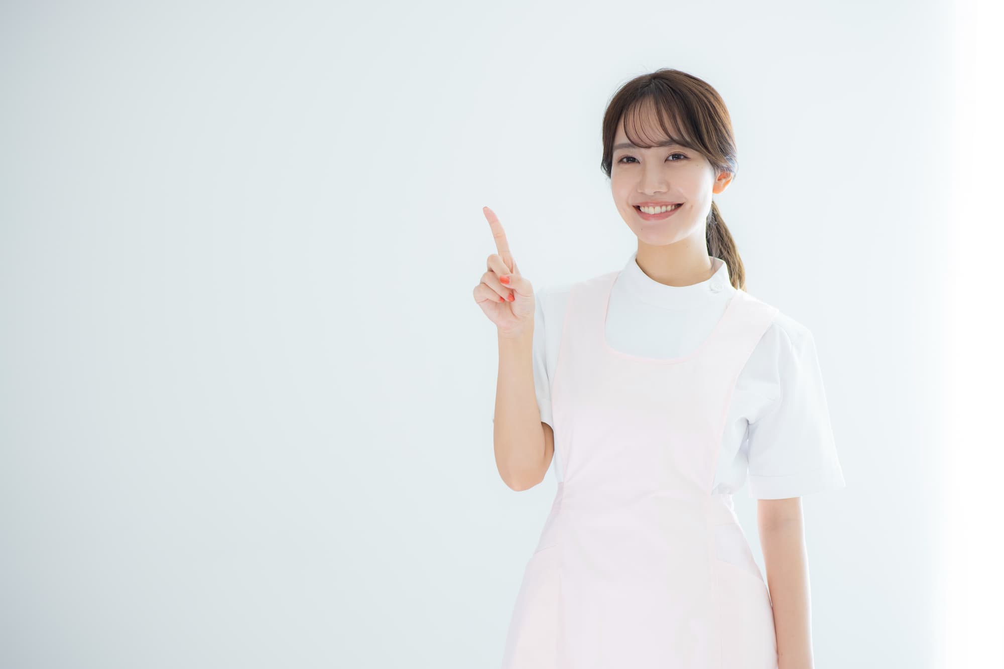 後戻りについて説明する歯科衛生士の女性