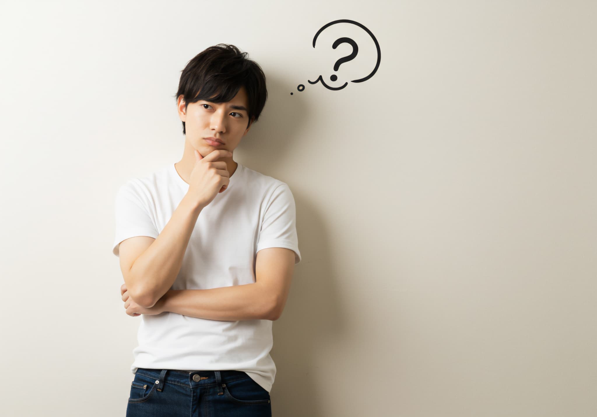 根管治療を中断するとどんなリスクがあるのか考える男性