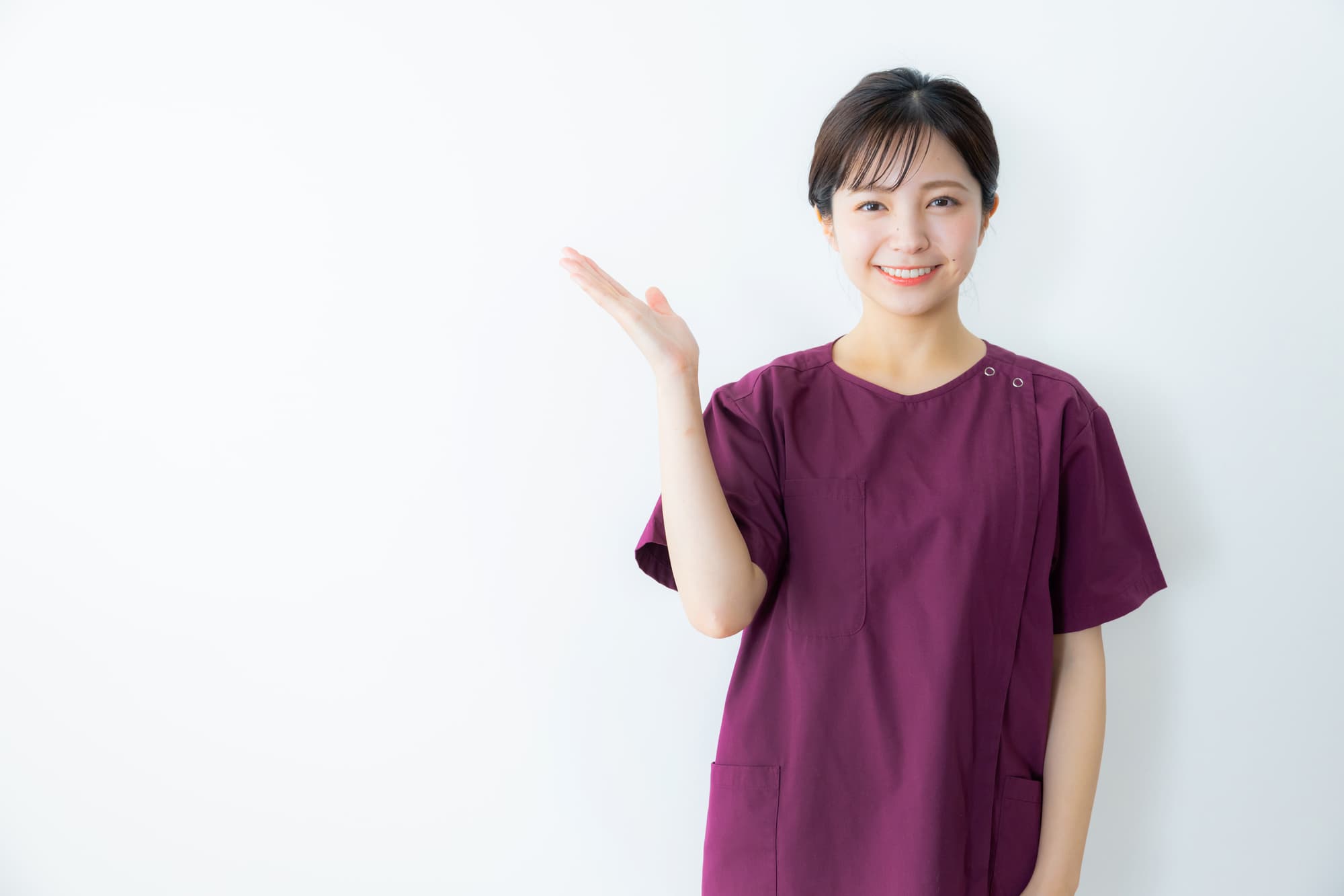 セラミックの詰め物が取れる主な原因を紹介する歯科医師の女性