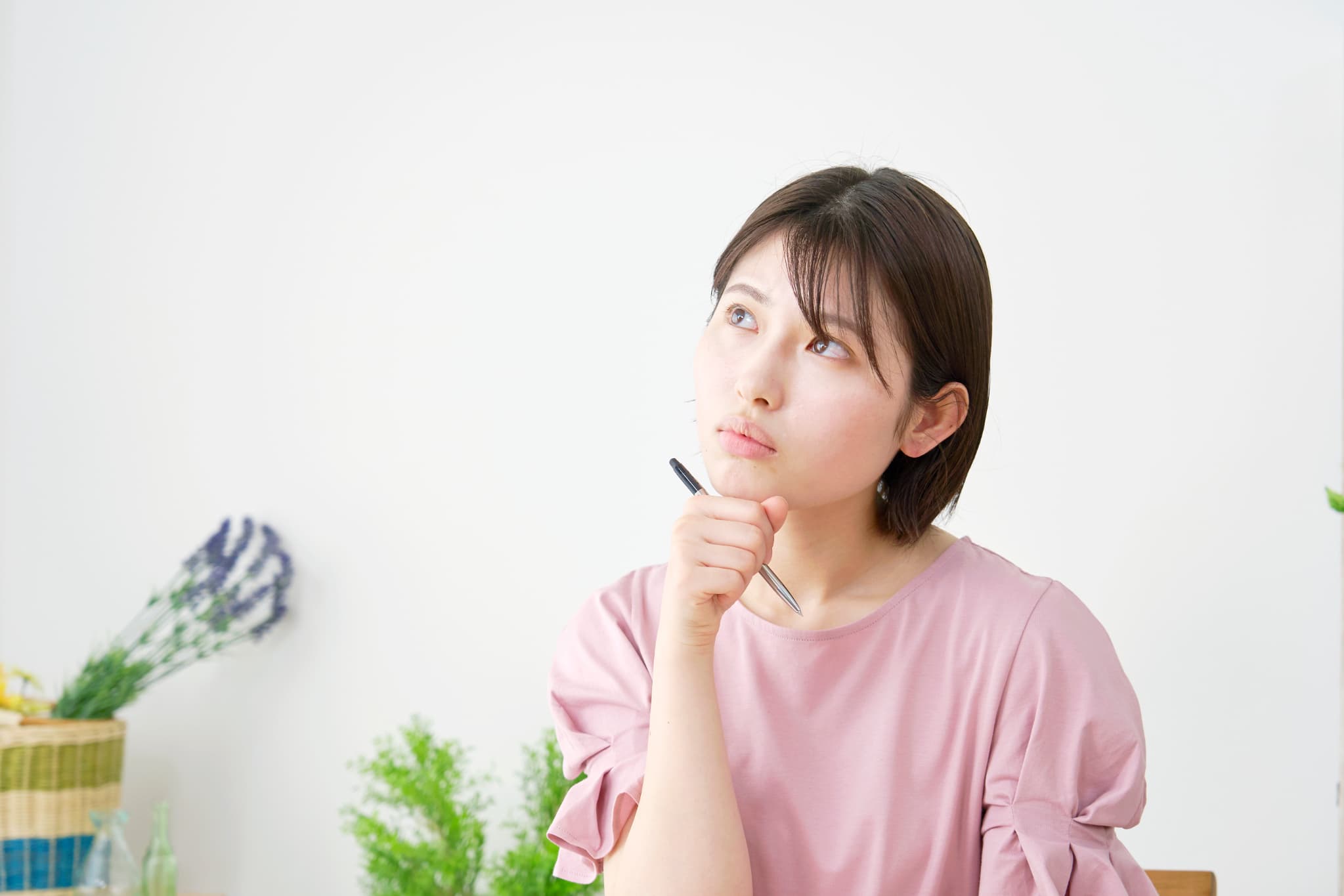歯の矯正にかかる期間に影響する要因を考える女性