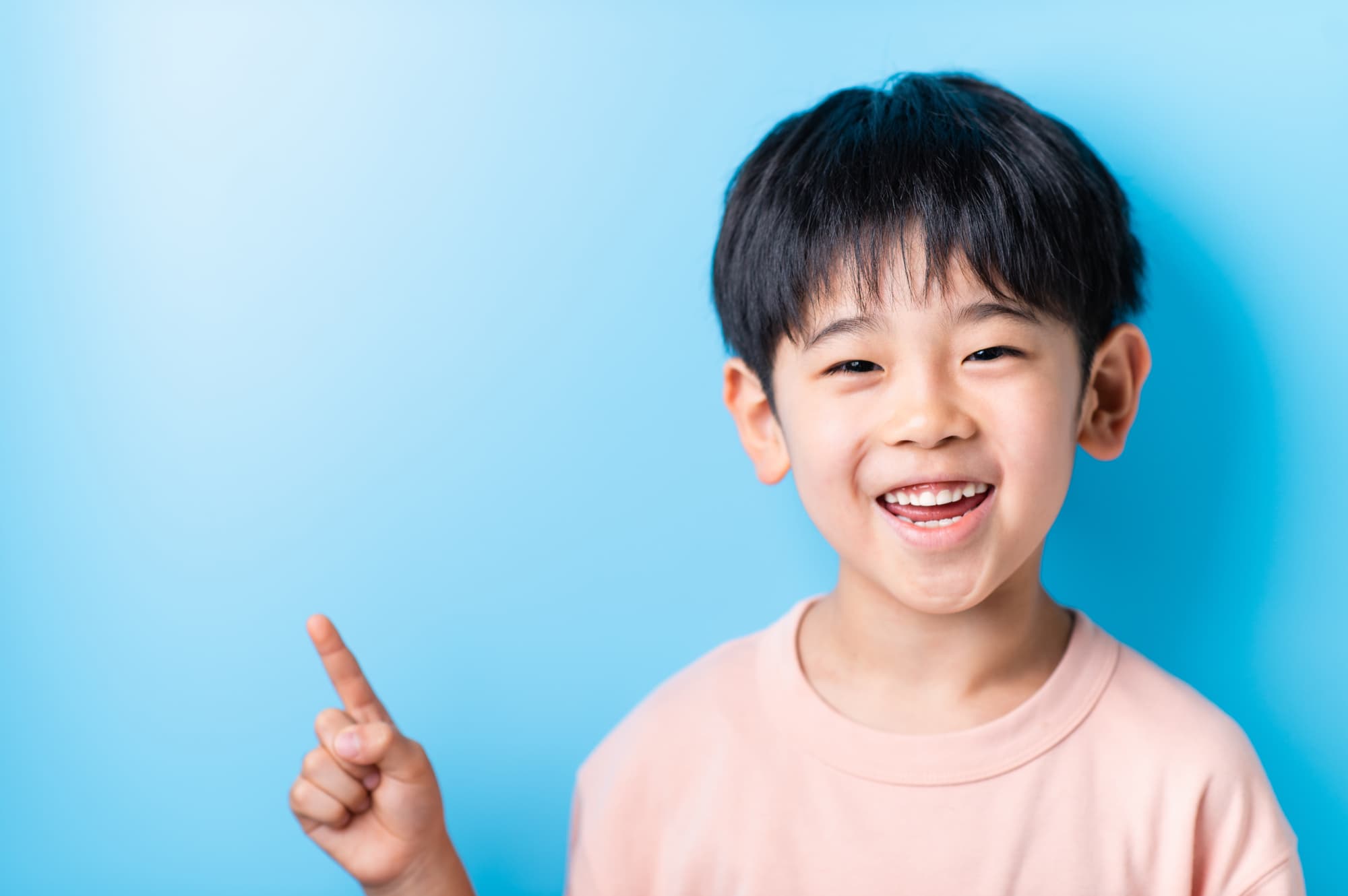 計画どおりに矯正治療を進めるためのポイントを指さし確認する子ども