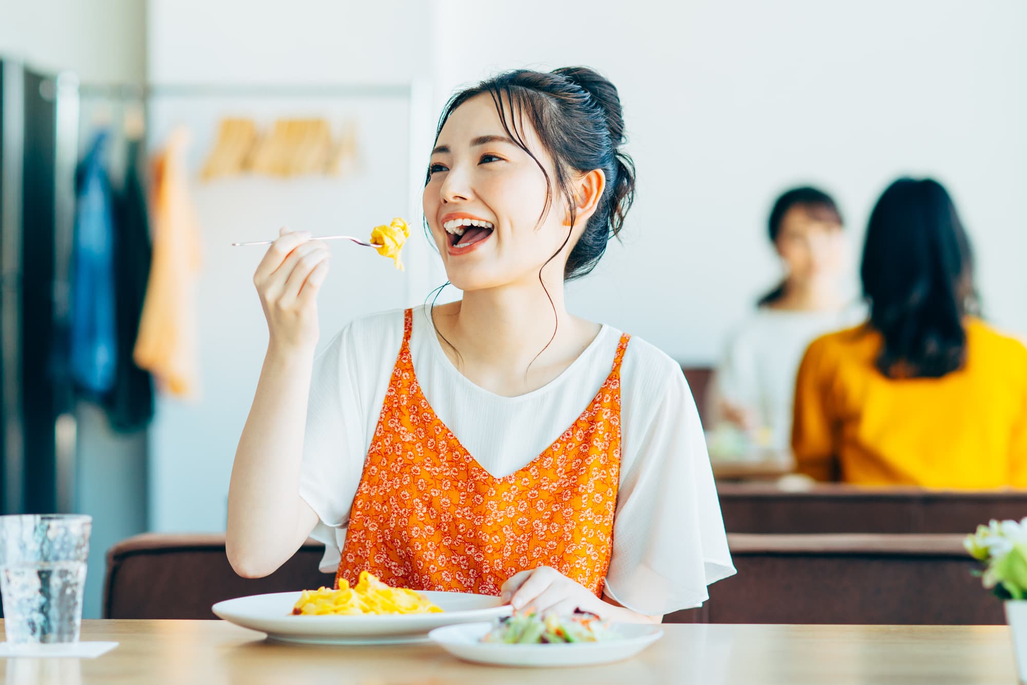 取れた詰め物を治療して食事を楽しむ女性