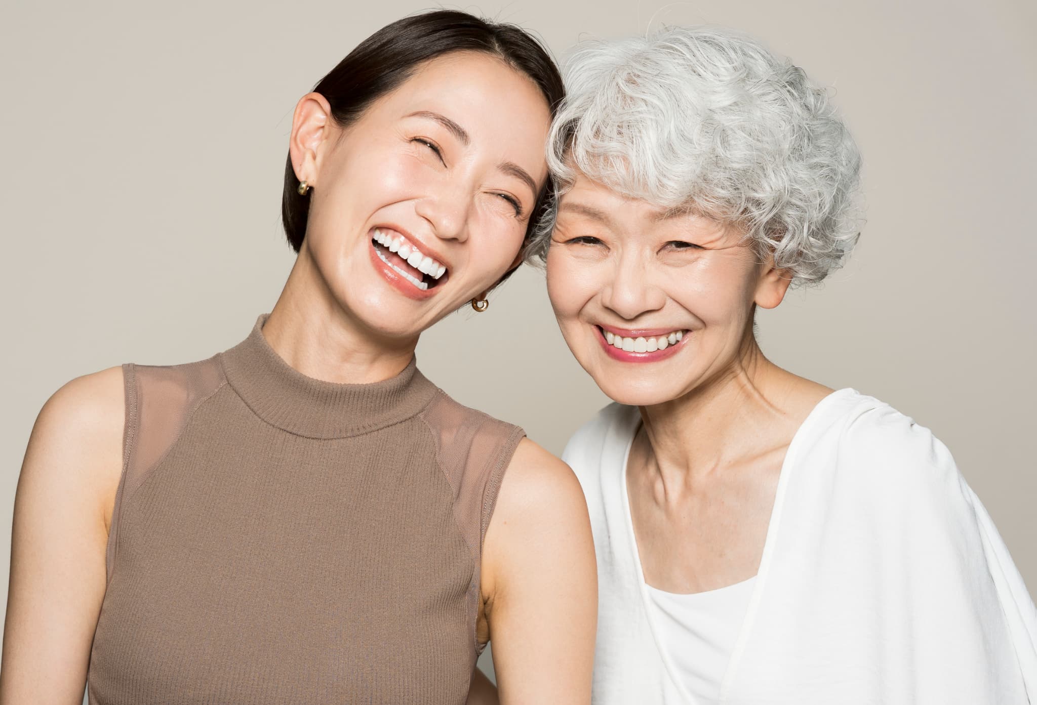 セラミック治療を終え歯が美しくなり笑顔を見せる親子