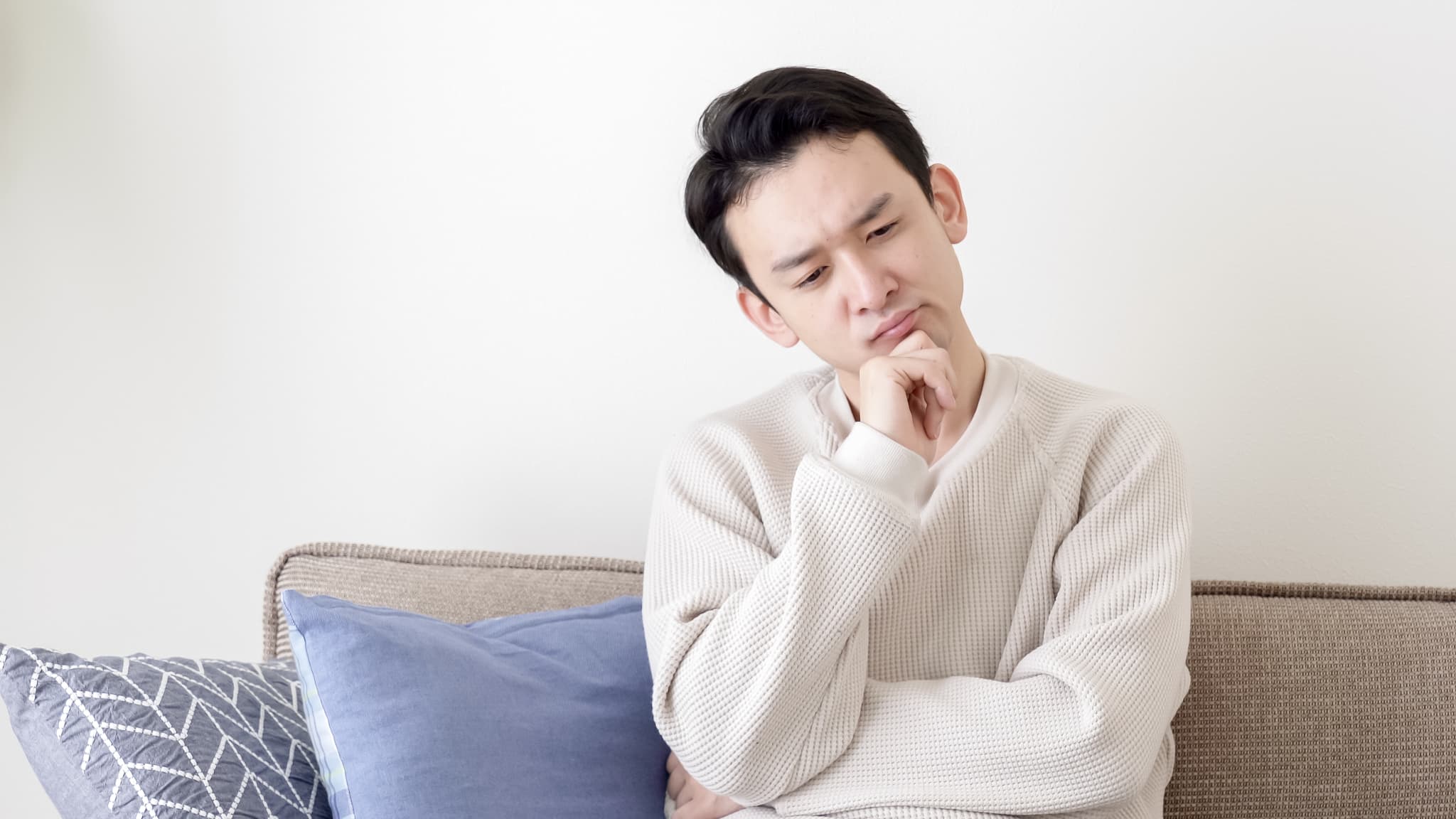 歯のブリッジ治療とはどんな治療か考える男性