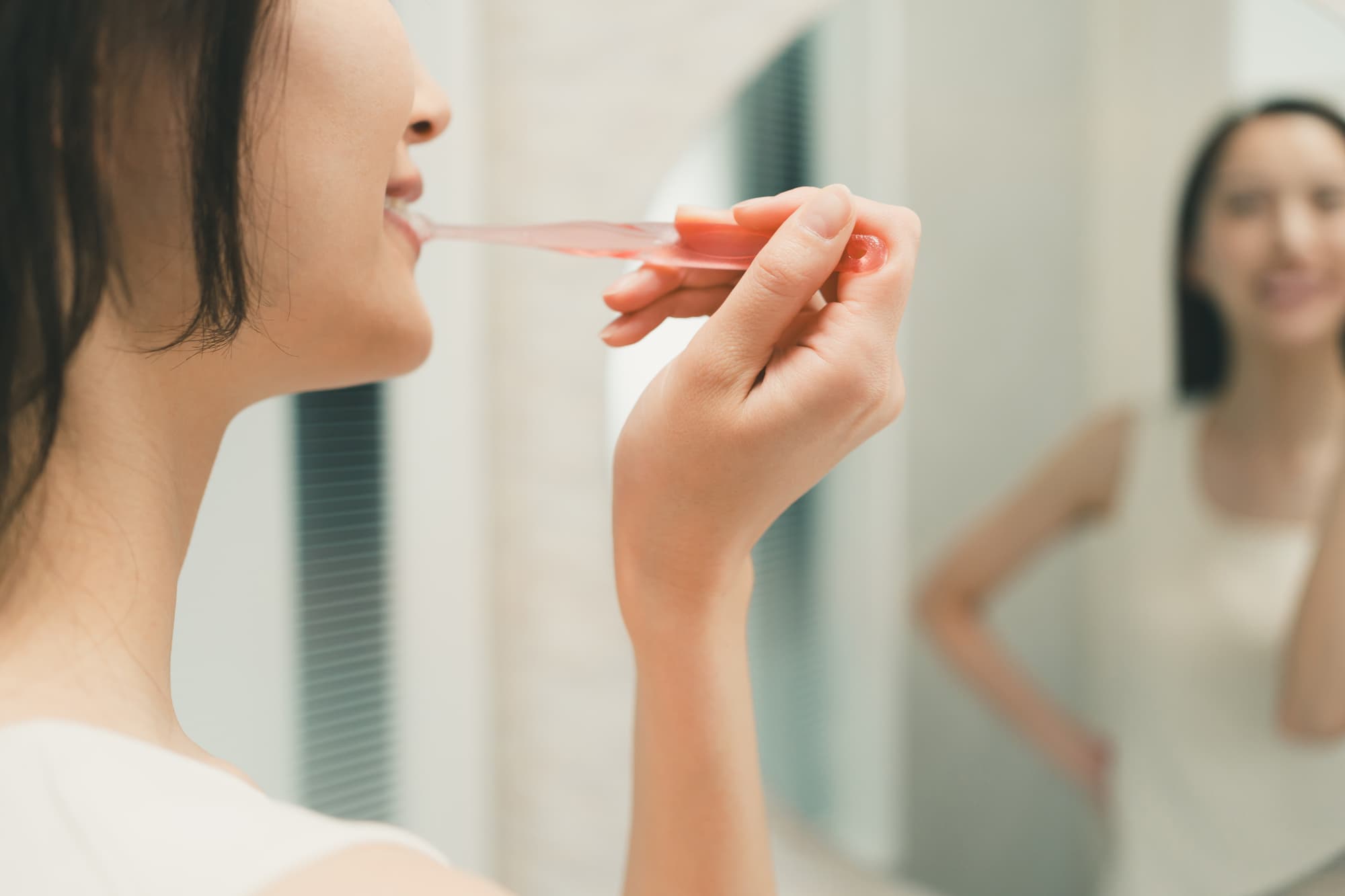 歯磨きで歯が黒くなるのを防ぐ女性