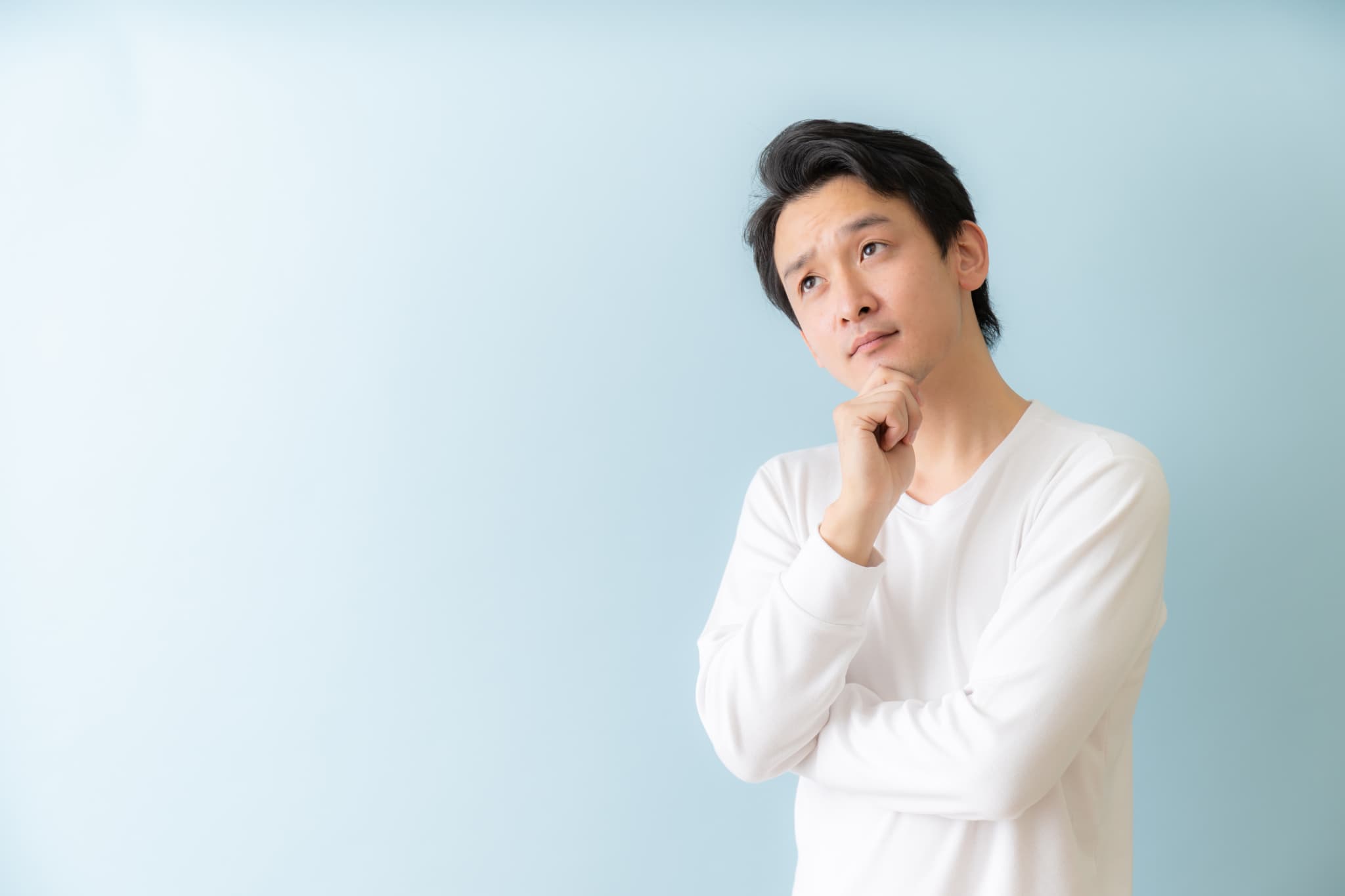 黒くなった歯は虫歯なのか考える男性