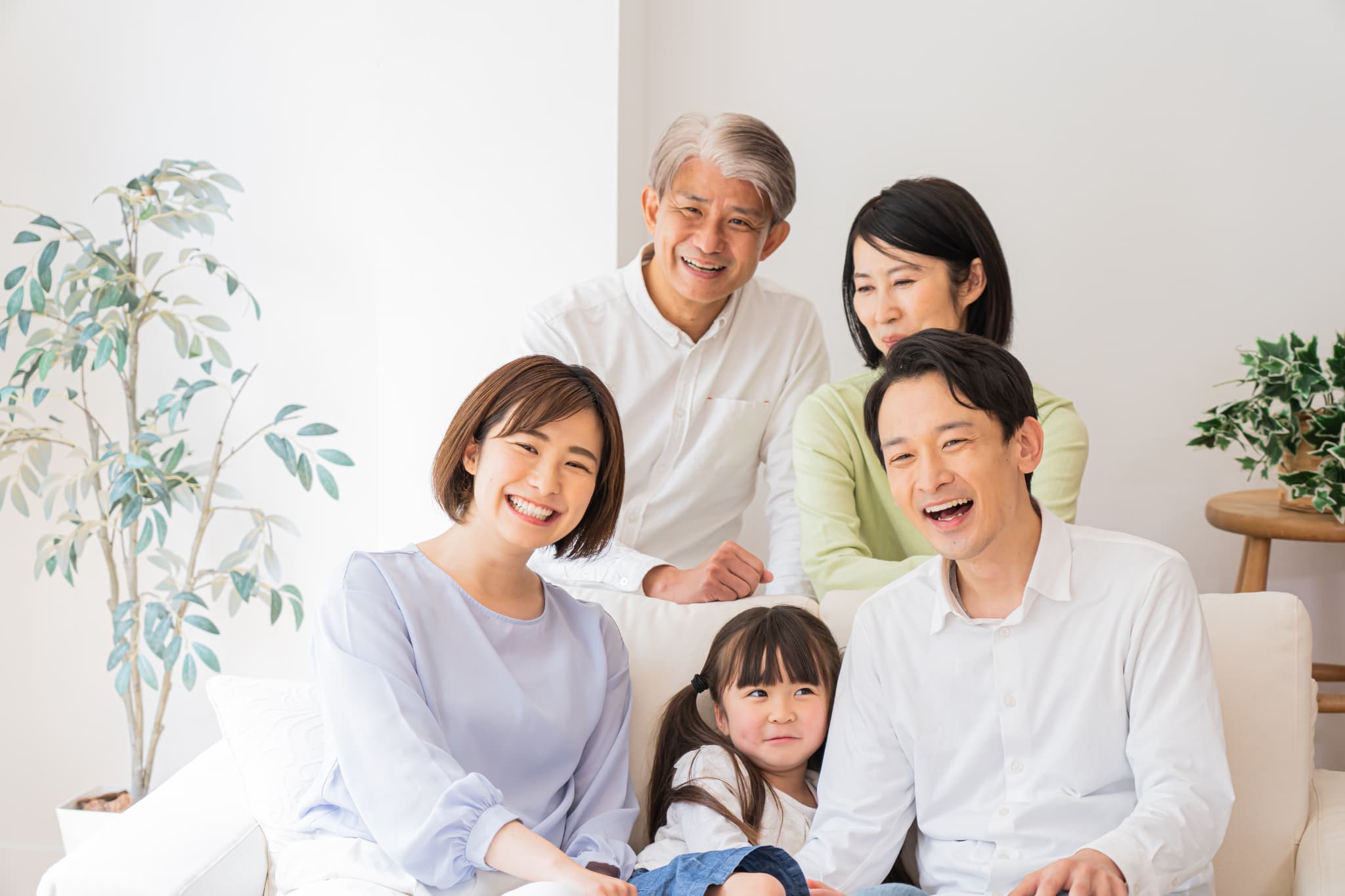 笑顔の三世代家族