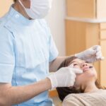 歯医者で定期検診を受ける女性