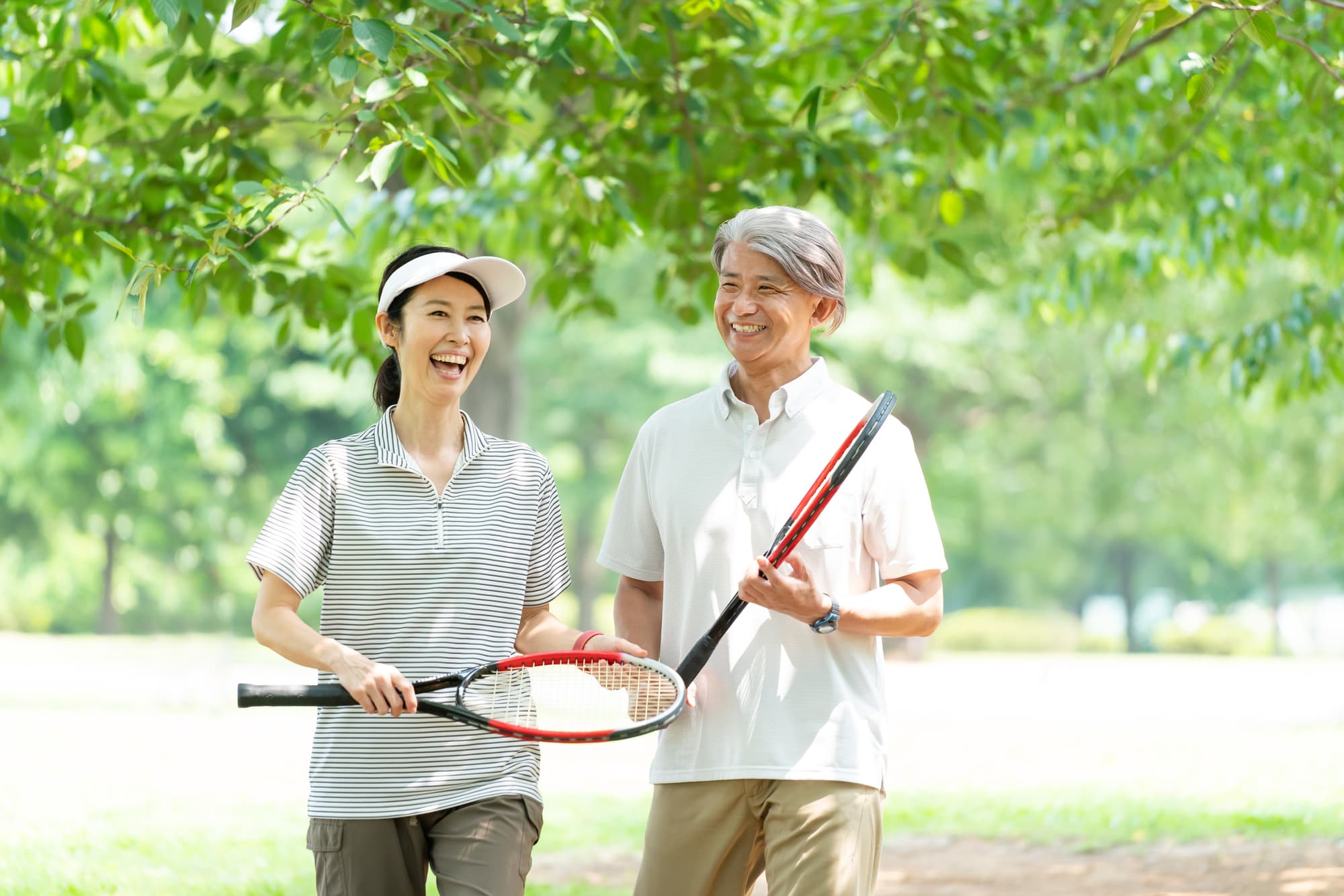 テニスを楽しむ夫婦