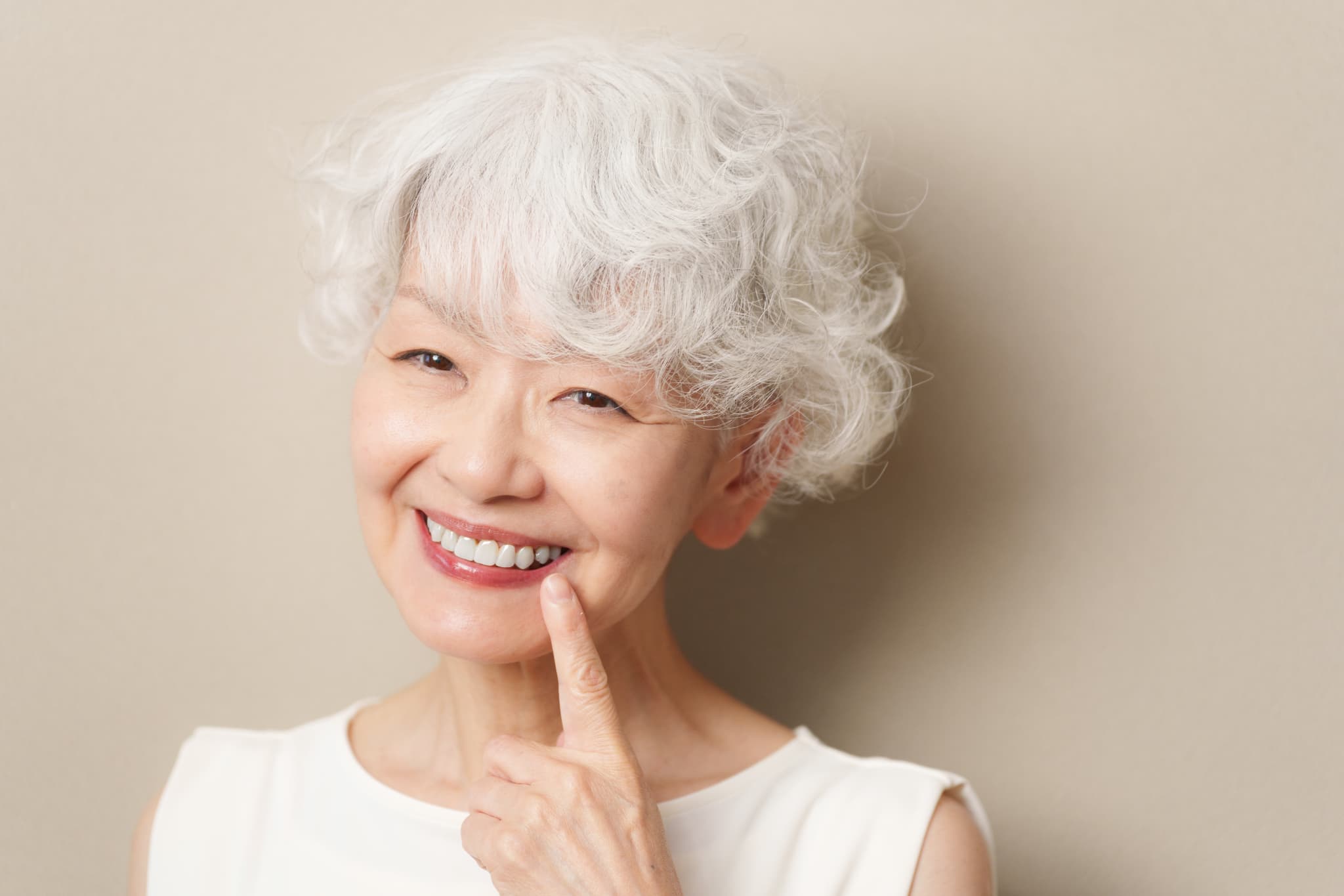 入れ歯のお手入れを正しく行い快適に装着する女性