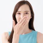 ブリッジ治療後に口臭のチェックをする女性
