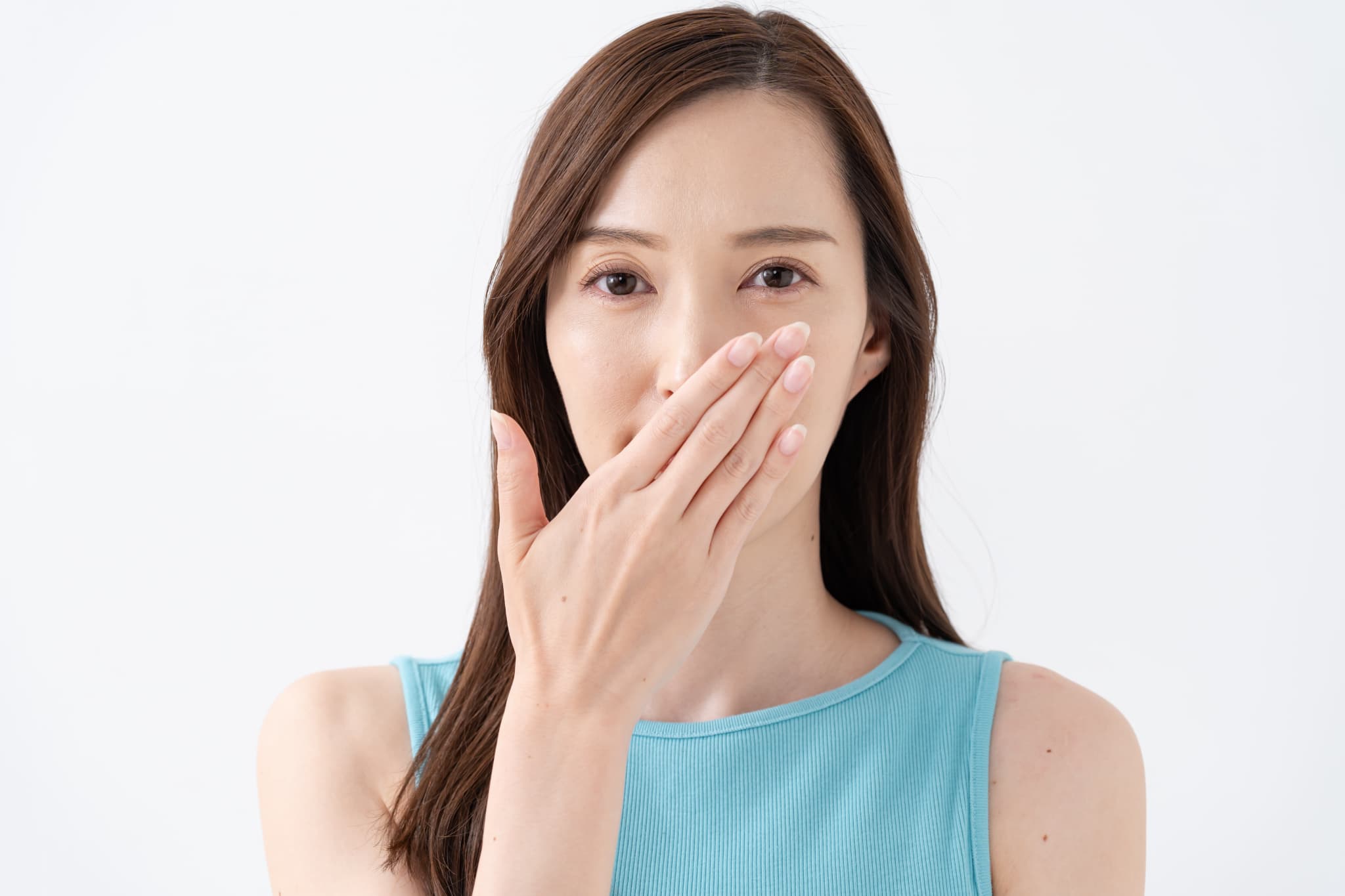 ブリッジ治療後に口臭のチェックをする女性