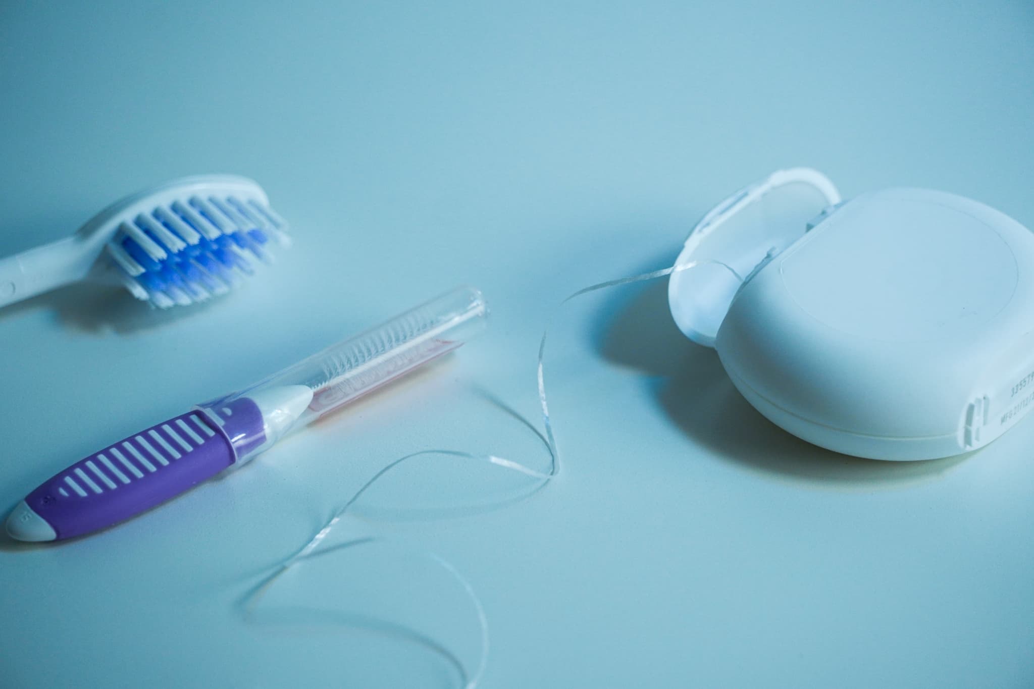 ブリッジを装着したあとの口臭対策に使用する歯ブラシとフロスや歯間ブラシ