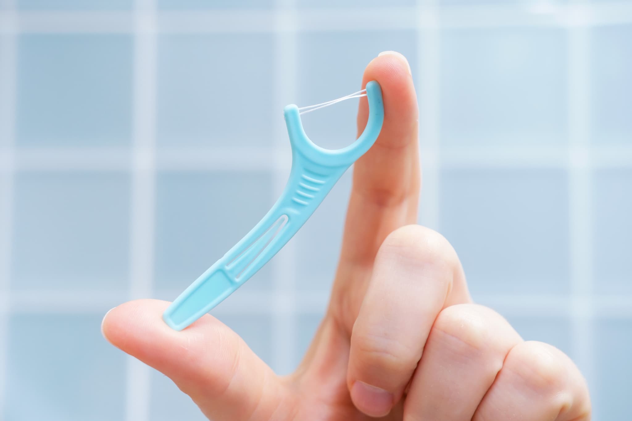 歯と歯の間が虫歯になるのを防ぐために使用するデンタルフロス