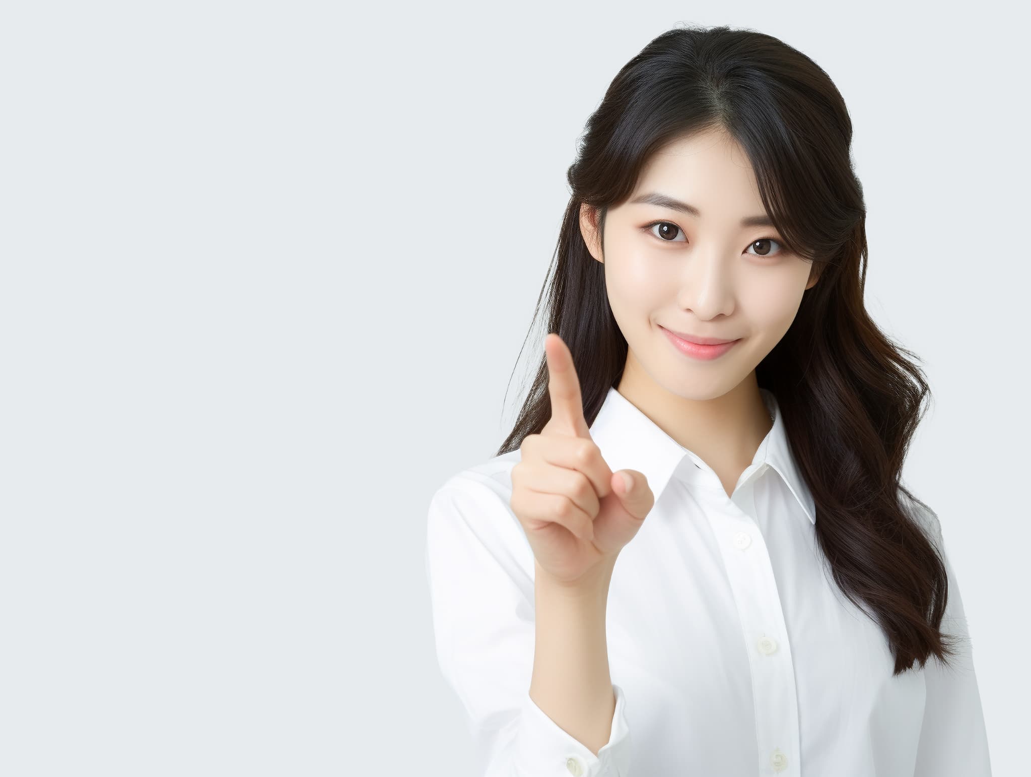 人差し指を出し銀歯を白い素材に交換するときの注意点を示す女性