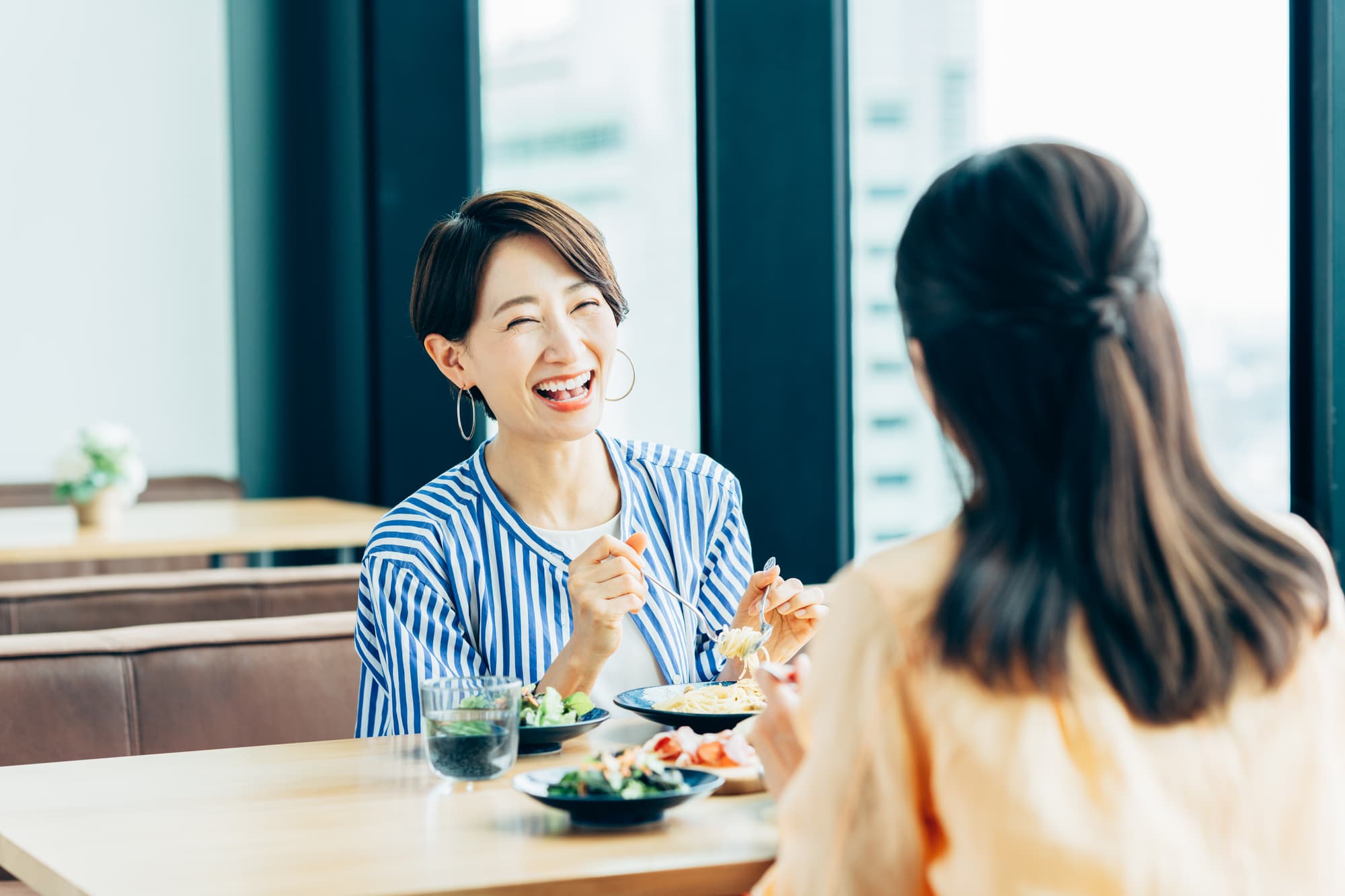 友人とランチを楽しむ女性