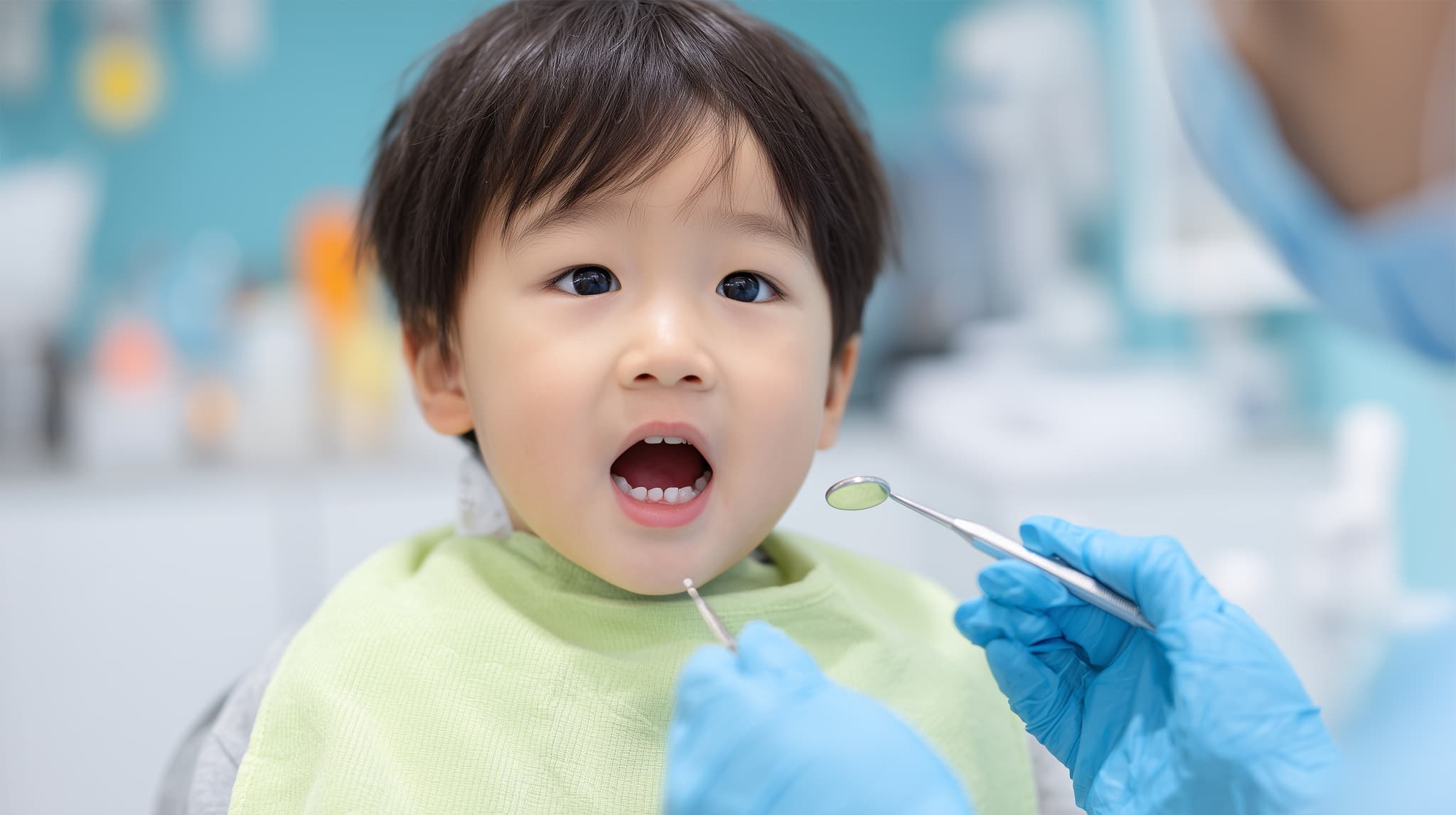 子歯ぎしりの予防のため定期検診を受診する子ども