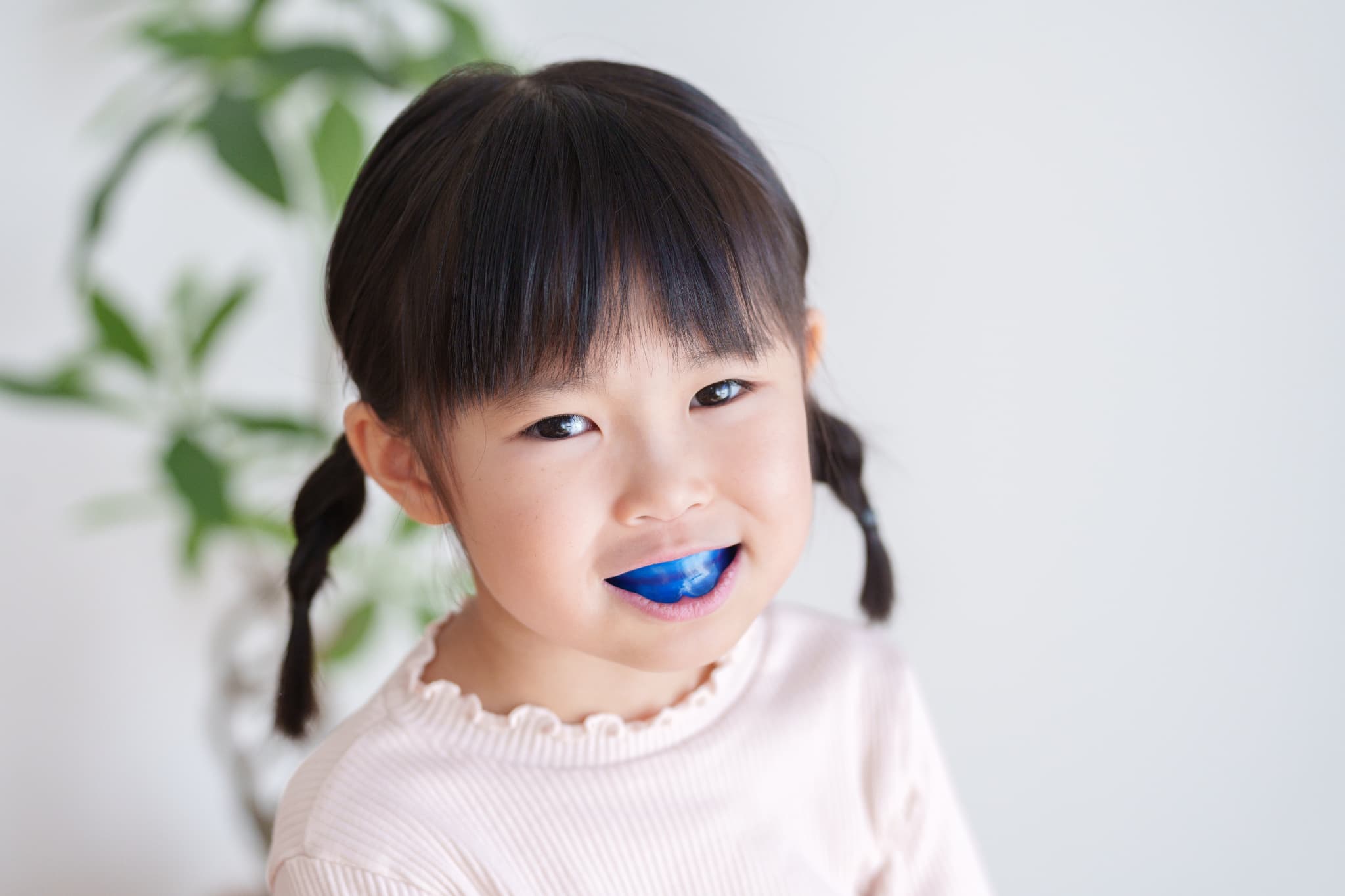 プレオルソの装置を装着した子ども