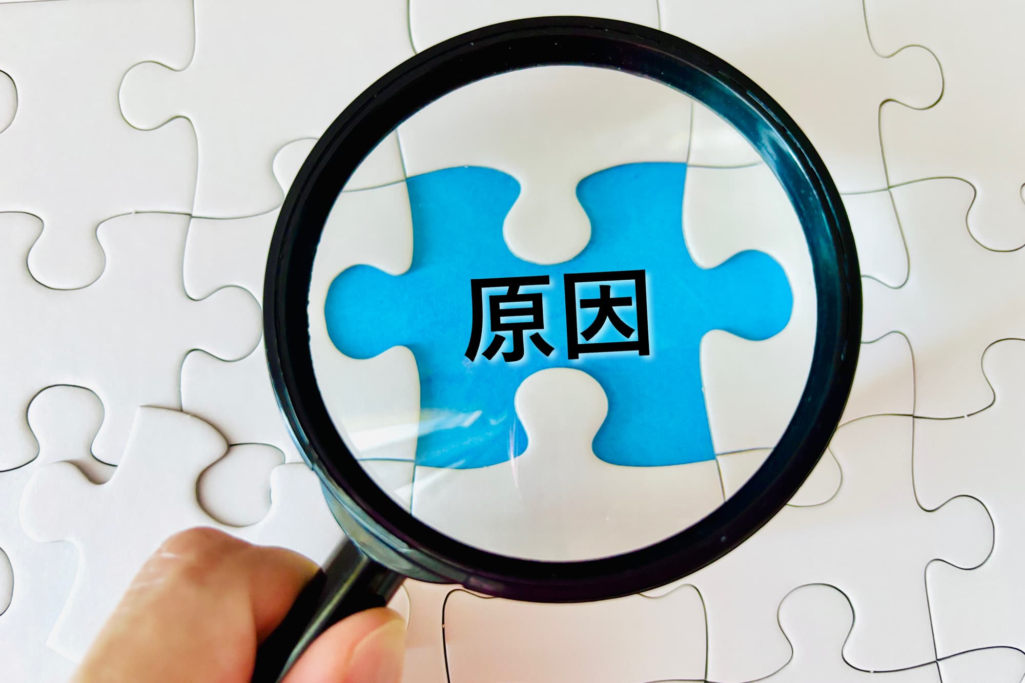 噛むと顎が痛くなる原因を説明するイメージ