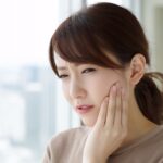 虫歯を放置して痛みを感じる女性