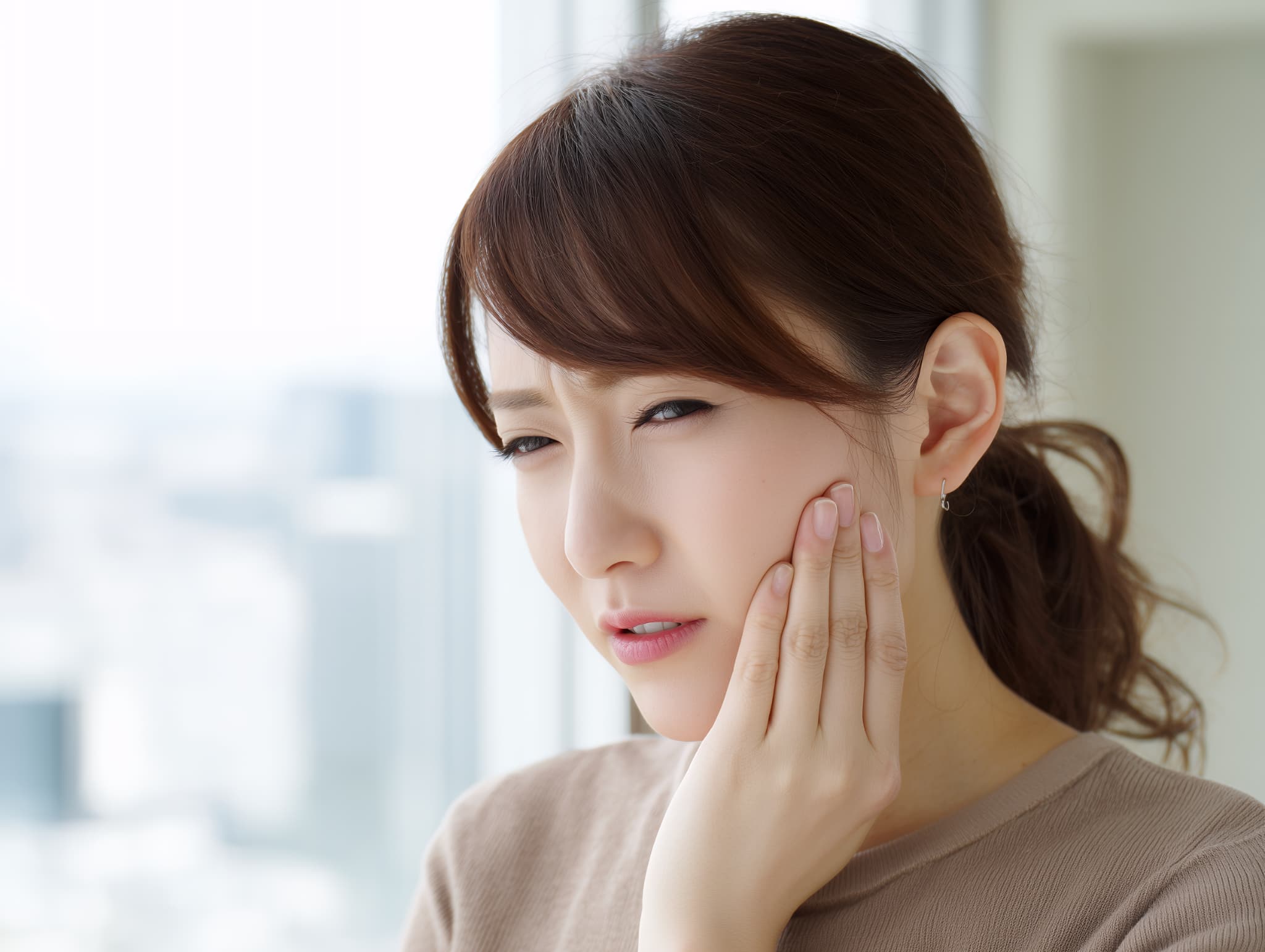 虫歯を放置して痛みを感じる女性