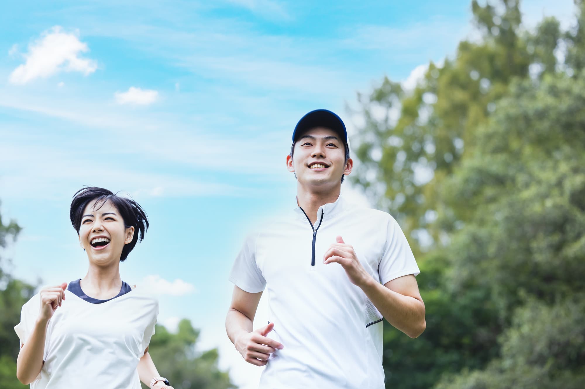 歯周病を治療して健康になった男女がジョギングを楽しんでいるイメージ