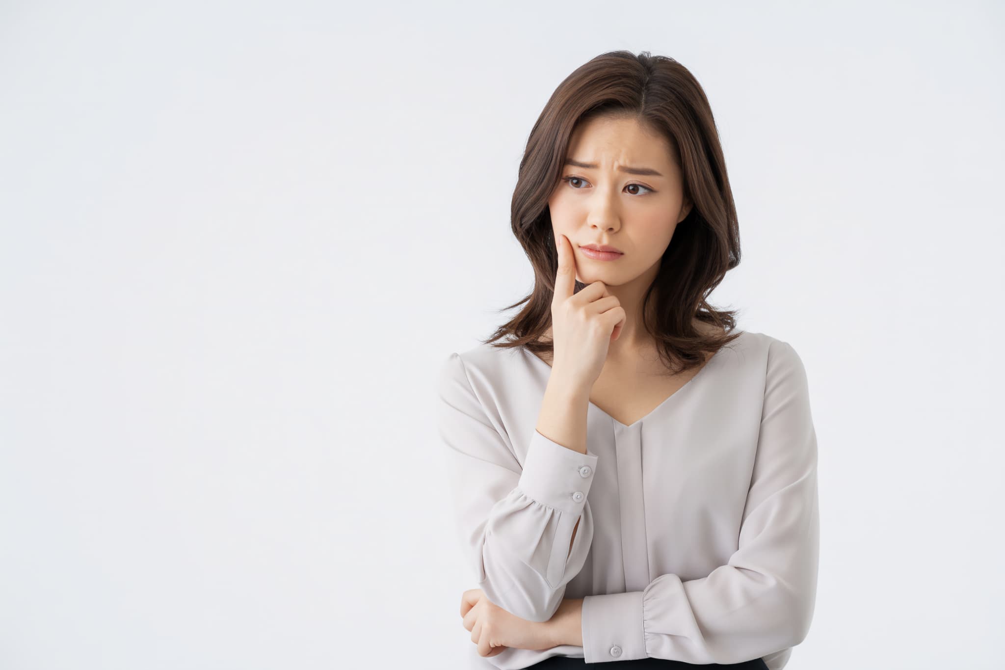 虫歯を放置するとどうなるのか考える女性