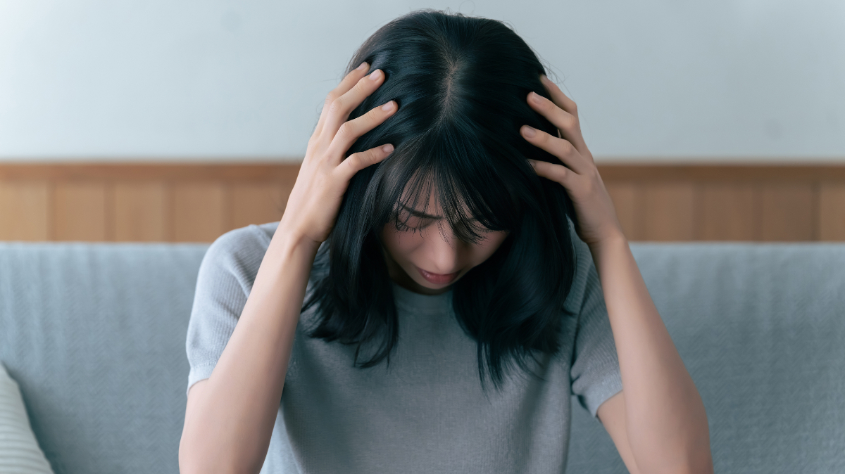 銀歯の下が虫歯になり不安を抱える女性