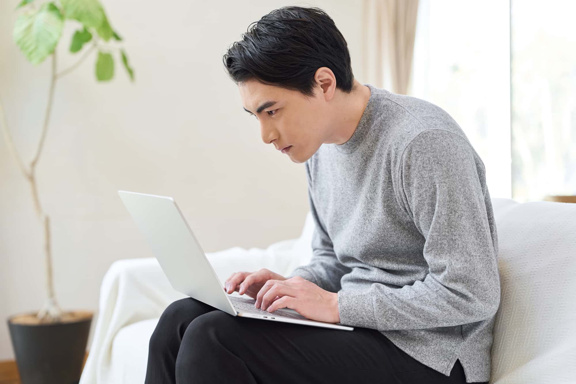 パソコンをする姿勢の悪い男性