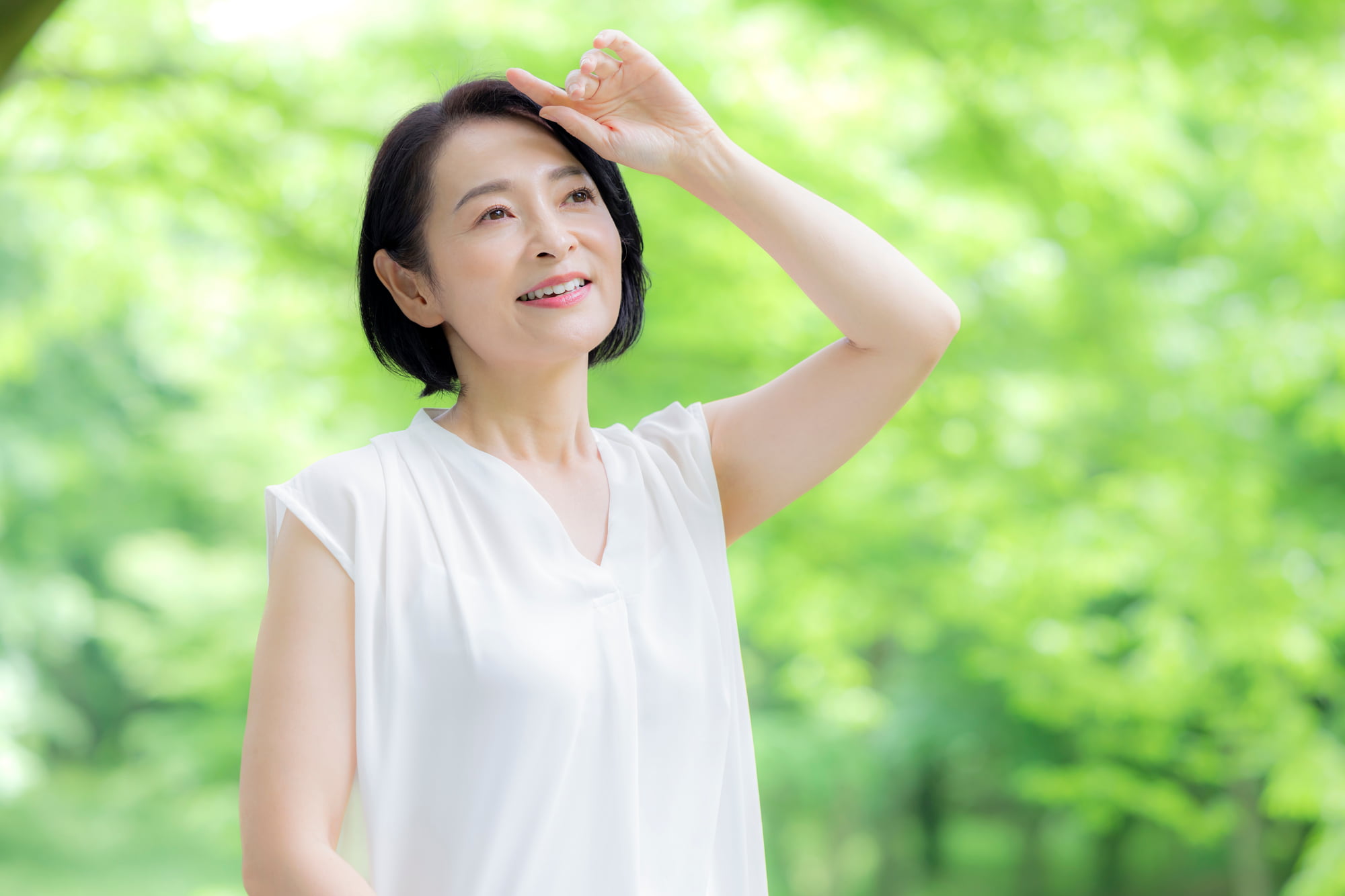 歯のクリーニングを受けて綺麗な歯になった女性が散歩を楽しんでいるイメージ