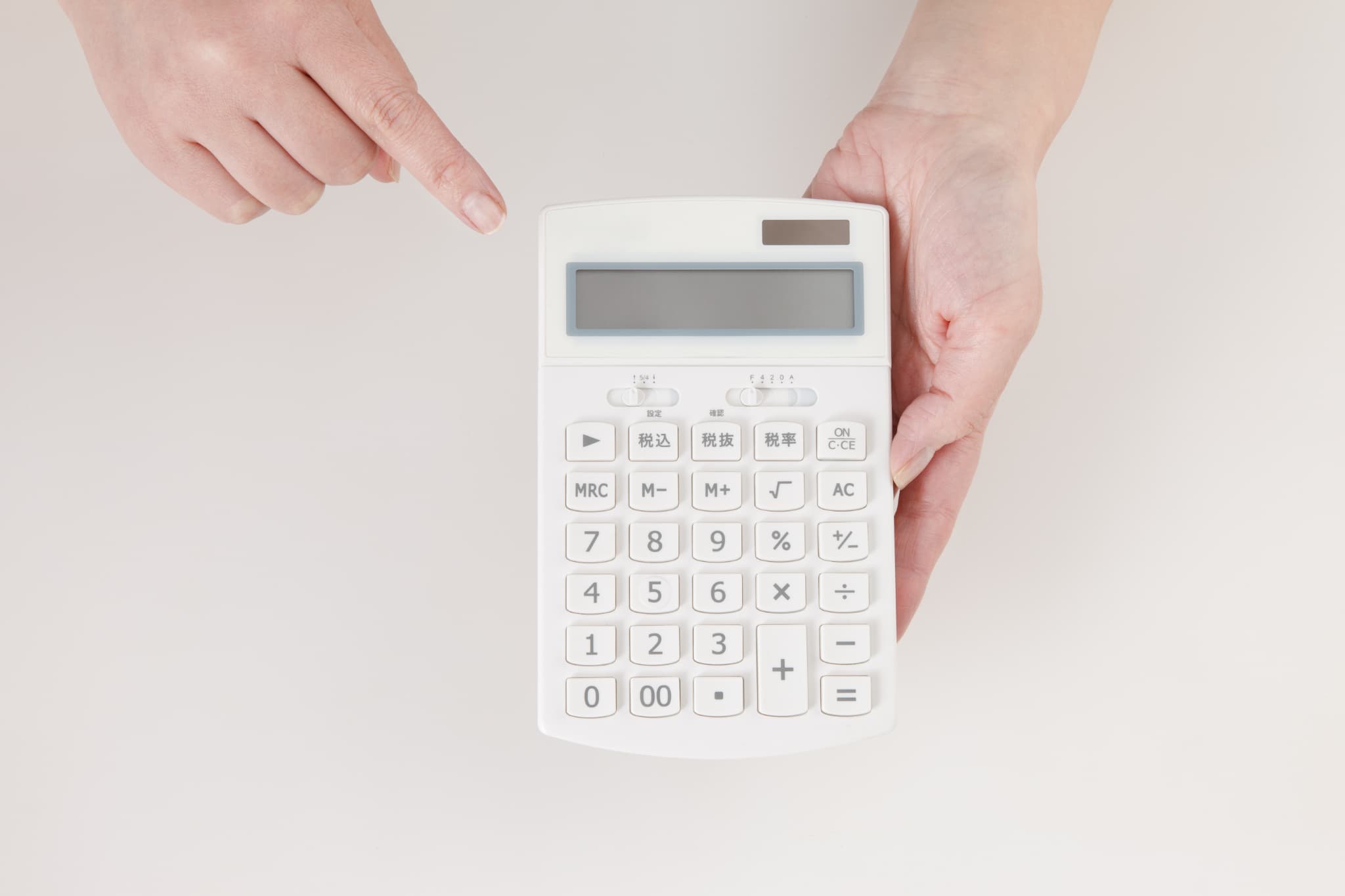 歯のクリーニングにかかる費用を計算するイメージ