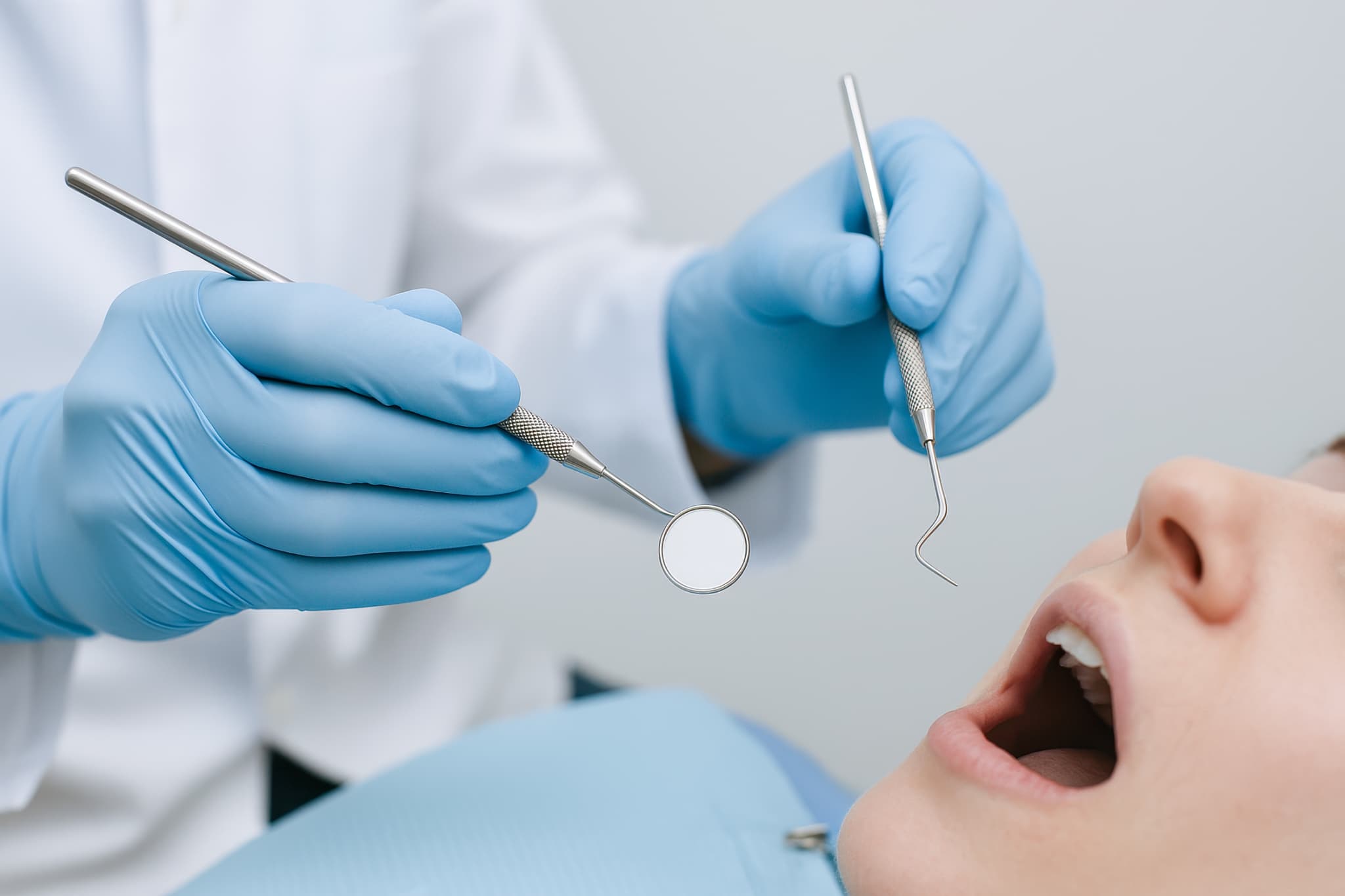 歯のクリーニングを受ける患者