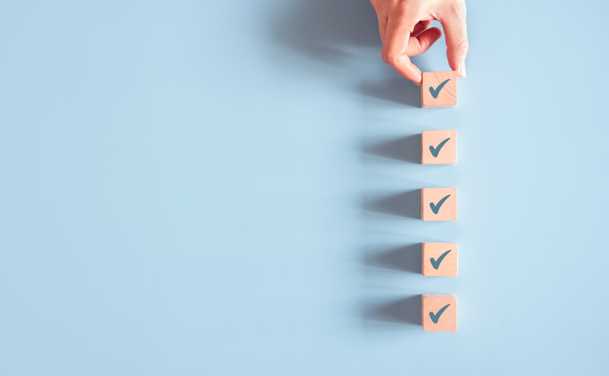 歯のブリッジ治療にかかる費用を抑える方法をいくつか紹介する様子